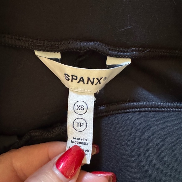 SPANX Airessentials Tapered Leg Black Pant - Picture 2 of 3